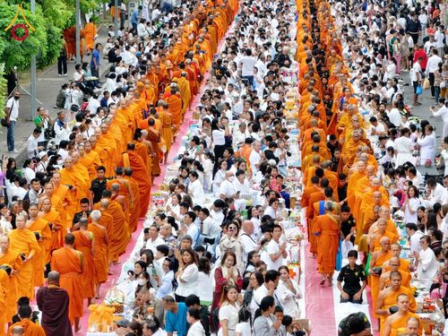 ภาพ No.210381:วันอาทิตย์ที่ 9 มีนาคม พ.ศ. 2568 พ่อเมืองโคราชจัดตักบาตรพระหมื่น ทำบุญเมือง 557 ปี