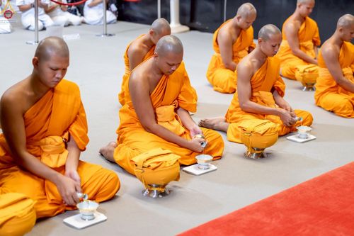 ภาพ No.227804:วันเสาร์ที่ 31 พฤษภาคม พ.ศ.2568 พิธีถวายผ้าไตรแด่สามเณรผู้เข้ารับการอุปสมบท , พิธีอุปสมบทสามเณรเตรียม DCI วัดพระธรรมกาย จ.ปทุมธานี