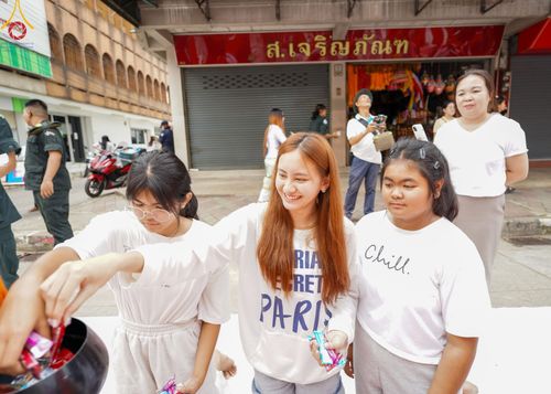 ภาพ No.146345:ตักบาตรพระ 1,384 รูป ทำบุญเมืองฝางครบรอบ 1,383 ปี ถวายเป็นพระราชกุศลแด่พระบาทสมเด็จพระเจ้าอยู่หัว เนื่องในโอกาสพระราชพิธีมหามงคล เฉลิมพระชนมพรรษา 6 รอบ 72 พรรษา วันเสาร์ที่ 27 กรกฎาคม พ.ศ.2567  ณ ถนนหน้าที่ว่าการอำเภอฝาง จ.เชียงใหม่