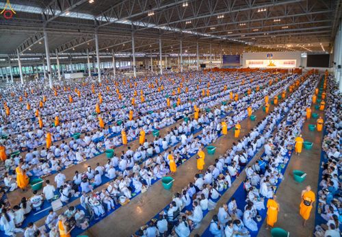 ภาพ No.311452:วันอาทิตย์ต้นเดือนที่ 1 มีนาคม พ.ศ.2569 พิธีตักบาตร และ พิธีบูชาข้าวพระ ณ สภาธรรมกายสากล วัดพระธรรมกาย