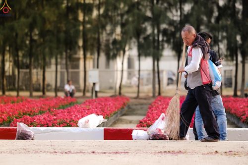 ภาพ No.296046:ภาพเบื้องหลังอาสาสมัครรวมใจ ชุดที่ 1 ในโครงการธรรมยาตรา กตัญญูบูชา มหาปูชนียาจารย์ พระมงคลเทพมุนี(สด จนฺทสโร) พระผู้ปราบมาร อนุสรณ์สถาน 7 แห่ง ปีที่ 14