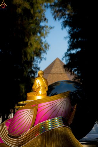 ภาพ No.288488:วันที่ 4 มกราคม พ.ศ. 2569 พระธรรมยาตราปฏิบัติธรรม และถ่ายภาพหมู่ประวัติศาสตร์ ในโครงการธรรมยาตรา กตัญญูบูชา มหาปูชนียาจารย์ พระมงคลเทพมุนี(สด จนฺทสโร) พระผู้ปราบมาร อนุสรณ์สถาน 7 แห่ง ปีที่ 14 ณ อนุสรณ์สถานมหาวิหารพระมงคลเทพมุนี (โลตัสแลนด์) อ.สองพี่น้อง