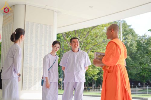 ภาพ No.340400:วันที่  12 - 22 กรกฎาคม พ.ศ.2569 ชาวต่างชาติจากประเทศกัวเตมาลา รัสเซีย เซอร์เบีย เยอรมัน อเมริกา สเปน สิงคโปร์ และศรีลังกา  เยี่ยมชมวัด เรียนรู้วิธีการนั่งสมาธิ และกราบสักการะพระมหาธรรมกายเจดีย์ ณ วัดพระธรรมกาย