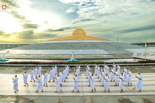 ภาพ No.82644:พิธีเวียนประทักษิณ, พิธีวันทาเจดีย์ ณ มหาธรรมกายเจดีย์  พิธีบรรพชาหมู่พระพี่เลี้ยงเข้าพรรษา, ธรรมทายาทอุดมศึกษา รุ่นที่ 50(ภาคฤดูฝน) และธรรมทายาทพุทธศาสตร์สากล รุ่นที่ 7 (ภาคฤดูฝน) วันเสาร์ที่ 17 มิถุนายน พ.ศ. 2566 ณ  โบสถ์พระไตรปิฎก วัดพระธรรมกาย จ.ปทุม