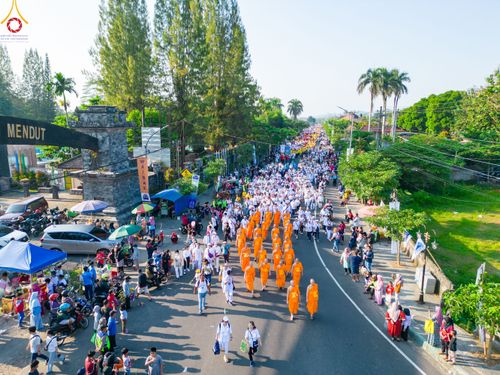 ภาพ No.81948:พิธีจุดวิสาขประทีป 22,000 ดวงและโคมลอย 3,000 ดวง ( Festival  lampion Vesak Indonesia) ณ มหาเจดียบรมพุทโธ อินโดนีเซีย  วันอาทิตย์ที่ 4 มิ.ย. พ.ศ.2566
