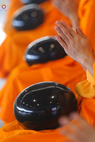 ภาพ No.82939:พิธีตักบาตร ณ บ้านแก้วเรือนทองคุณยายอาจารย์ฯ พิธีบูชาข้าวพระ ณ สภาธรรมกายสากล วัดพระธรรมกาย ในวันอาทิตย์ต้นเดือนที่ 2 ก.ค. พ.ศ.2566