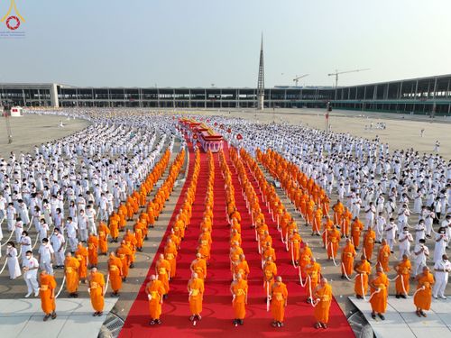 ภาพ No.79083:พิธีอัญเชิญองค์พระบรมพุทธเจ้า 24 องค์ เวียนประทักษิณรอบพระมหาธรรมกายเจดีย์ ณ วัดพระธรรมกาย  วันที่ 2 เมษายน พ.ศ. 2566