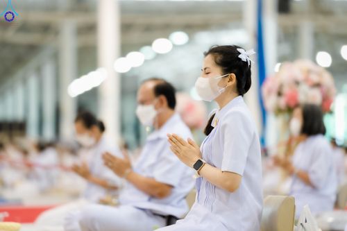 ภาพ No.83625:พิธีวางแผ่นจารึกชื่อและพิธีวางพวงมาลัยสักการะพระประธาน วันอาทิตย์ที่ 16 กรกฎาคม พ.ศ. 2566 ณ รัตนบัลลังก์ สภาธรรมกายสากล วัดพระธรรมกาย