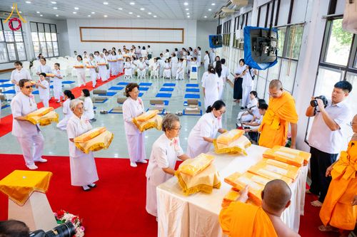 ภาพ No.278395:วันพุธที่ 10 ธันวาคม พ.ศ.2568  พิธีทอดผ้าป่าเพื่อสนับสนุนโครงการตักบาตรพระ 10,000 รูป เมืองกาญจนบุรี ณ อาคารปลูกศรัทธา วัดพระธรรมกาย