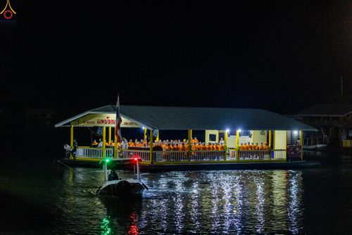 ภาพ No.282526:วันเสาร์ที่ 20 ธันวาคม พ.ศ.2568 พิธีตักบาตรพระ 10,000 รูป (ชุด 2) เนื่องในโอกาส 194 ปี จังหวัดกาญจนบุรี และอุทิศส่วนกุศลให้แด่บรรพชนทั้งหลาย บริเวณถนนสองแคว (Skywalk) เมืองกาญจนบุรี