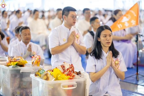 ภาพ No.311309:วันอาทิตย์ต้นเดือนที่ 1 มีนาคม พ.ศ.2569 พิธีตักบาตร และ พิธีบูชาข้าวพระ ณ สภาธรรมกายสากล วัดพระธรรมกาย