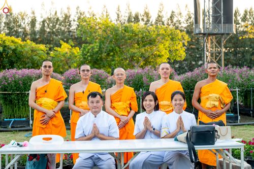 ภาพ No.281049:วันที่ 28 ธันวาคม พ.ศ.2568 กิจกรรมเก็บดอกแพงรวย ณ ทุ่งสวรรค์ตะวันฉาย วัดพระธรรมกาย