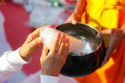 ภาพ No.292468:วันที่ 11 มกราคม พ.ศ. 2569 พิธีตักบาตรพระธรรมยาตรา ณ อนุสรณ์สถานคลองบางนางแท่น อ.สามพราน จ.นครปฐม ในโครงการธรรมยาตรา กตัญญูบูชา มหาปูชนียาจารย์ พระมงคลเทพมุนี(สด จนฺทสโร) พระผู้ปราบมาร อนุสรณ์สถาน 7 แห่ง ปีที่ 14