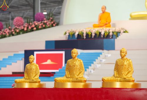 ภาพ No.78889:พิธีตักบาตร ข้าวสารอาหารแห้ง พิธีบูชาข้าวพระ ในวันอาทิตย์ต้นเดือนที่ 2 เมษายน พ.ศ. 2566