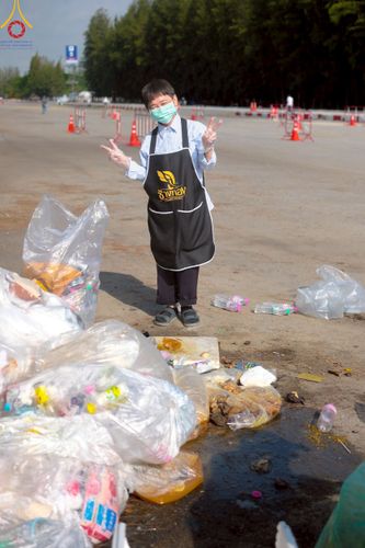 ภาพ No.220506:วันที่ 23-25 เมษายน พ.ศ. 2568 เจ้าหน้าที่และสาธุชนช่วยกัน รับบุญเก็บงานวันคุ้มครองโลก ณ วัดพระธรรมกาย