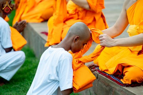 ภาพ No.231083:วันที่ 1 กรกฎาคม พ.ศ. 2568 โครงการบรรพชาสามเณร 300 รูป ถวายเป็นพุทธบูชา  วันอาสาฬหบูชา ณ จุดกำเนิดพระรัตนตรัย  ต้นแหล่งธัมมจักกัปปวัตตนสูตร เมืองพาราณสี  สารนาถ ประเทศอินเดีย