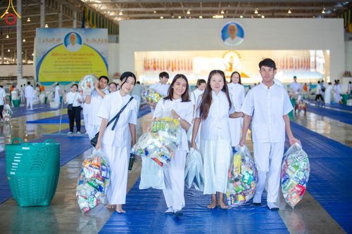 ภาพ No.177617:พิธีตักบาตรและพิธีบูชาข้าวพระ ในวันอาทิตย์ต้นเดือนที่ 1 ธันวาคม พ.ศ. 2567 ณ สภาธรรมกายสากล วัดพระธรรมกาย