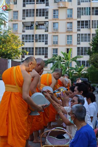 ภาพ No.136086:พระธรรมทายาท โครงการบวชพระนานาชาติ AEC & WAB ผู้บริหารรุ่นที่ 2 บิณฑบาต ณ หอฉันคุณยายอาจารย์ฯ เมืองแก้วมณี หมู่บ้านแก้วพุทธรักษา วันที่ 28 เมษายน พ.ศ. 2567