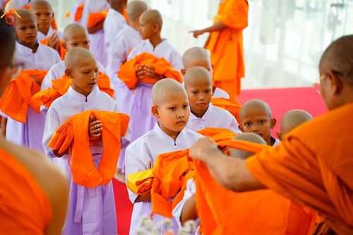 ภาพ No.134884:พิธีตัดปอยผม พิธีขอขมารับผ้าไตร พิธีบรรพชา และพิธีถวายบาตร ในโครงการบรรพชาสามเณร ฟื้นฟูพระพุทธศาสนาทั่วไทย  ณ ศูนย์ปฏิบัติธรรมและศูนย์อบรมเยาวชนเพชรบุรี ต.ท่าแลง อ.ท่ายาง จ.เพชรบุรี