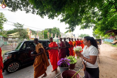 ภาพ No.139455:พิธีตักบาตรรอบเมืองดัมบุลล่า เทศกาลวิสาขบูชาแห่งชาติ ศรีลังกา เมื่อวันที่ 16 พฤษภาคมที่ผ่านมา คณะสงฆ์จากวัดพระธรรมกาย และคณะพระภิกษุสามเณรศรีลังกา ในโครงการสยาม-ลังกา ธรรมยาตรา ฉลองเทศกาลวิสาขบูชาแห่งชาติ ศรีลังกา บูชาธรรม 80 ปีหลวงพ่อธัมมชโย