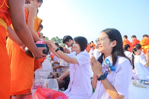 ภาพ No.180460:พิธีตักบาตรพระ ๑,๐๐๐ รูป ฉลองเมืองลำปาง ๑,๓๔๔ ปี วันเสาร์ที่ ๗ ธันวาคม พ.ศ. ๒๕๖๗ ณ ลานพระบรมราชานุสาวรีย์ พระนเรศวรมหาราช อ.เกาะคา จ.ลำปาง