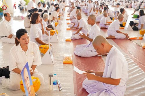 ภาพ No.133948:พิธีขอขมามอบผ้าไตร โครงการบรรพชาสามเณร ศูนย์อบรมวัดพระธรรมกาย ณ วัดพระธรรมกาย วันเสาร์ที่ 6 เมษายน พ.ศ. 2567