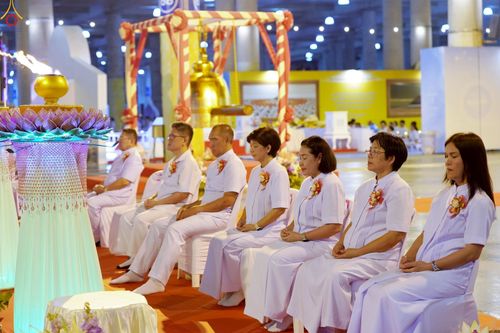 ภาพ No.224003:วันวิสาขบูชา วันอาทิตย์ที่ 11 พฤษภาคม พ.ศ. 2568 พิธีจุดวิสาขประทีป ,  พิธีเวียนประทักษิณรอบพระมหาธรรมกายเจดีย์ , พิธีฉลองชัยสวดมนต์บทธัมมจักกัปปวัตตนสูตร ครบ 7,357,000,000 จบ ณ มหารัตนวิหารคด วัดพระธรรมกาย