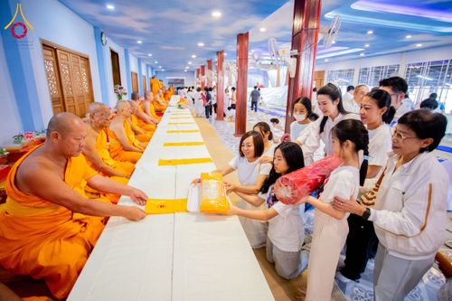 ภาพ No.195920:พิธีถวายภัตตาหารเป็นสังฆทาน แด่พระธรรมยาตรา ณ วัดโบสถ์(บน) ตำบลบางคูเวียง อำเภอบางกรวย จังหวัดนนทบุรี ในโครงการธรรมยาตรา กตัญญูบูชา มหาปูชนียาจารย์ พระมงคลเทพมุนี(สด จนฺทสโร) พระผู้ปราบมาร อนุสรณ์สถาน 7 แห่ง ปีที่ 13 วันที่ 16 มกราคม พ.ศ. 2568