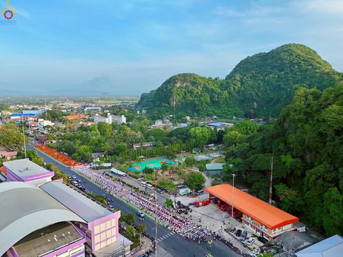 ภาพ No.235193:วันอาทิตย์ที่ 27 กรกฎาคม พ.ศ. 2568 พิธีตักบาตรพระ1,000 รูป ทำบุญเมืองพัทลุง ประธานสงฆ์ พระปริยัติวชิโรดม  เจ้าคณะจังหวัดพัทลุง ประธานฆราวาส นายรัฐศาสตร์ ชิดชู  ผู้ว่าราชการจังหวัดพัทลุง