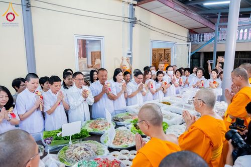 ภาพ No.196399:พิธีถวายภัตตาหารเป็นสังฆทาน แด่พระธรรมยาตรา ณ วัดโบสถ์(บน) ตำบลบางคูเวียง อำเภอบางกรวย จังหวัดนนทบุรี ในโครงการธรรมยาตรา กตัญญูบูชา มหาปูชนียาจารย์ พระมงคลเทพมุนี(สด จนฺทสโร) พระผู้ปราบมาร อนุสรณ์สถาน 7 แห่ง ปีที่ 13 วันที่ 17 มกราคม พ.ศ. 2568