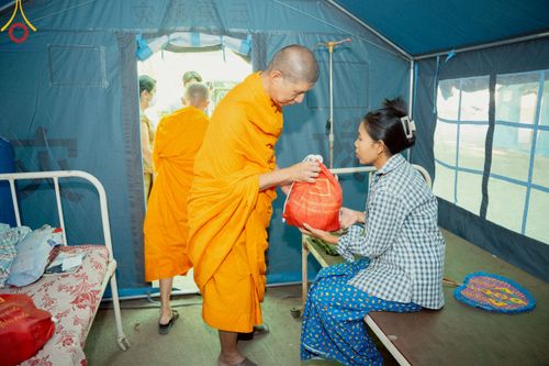 ภาพ No.220346:วันที่ 17 เมษายน พ.ศ. 2568 ผู้แทนวัดพระธรรมกาย ลงพื้นที่เยียวยา ซับน้ำตาเหยื่อแผ่นดินไหวมัณฑะเลย์