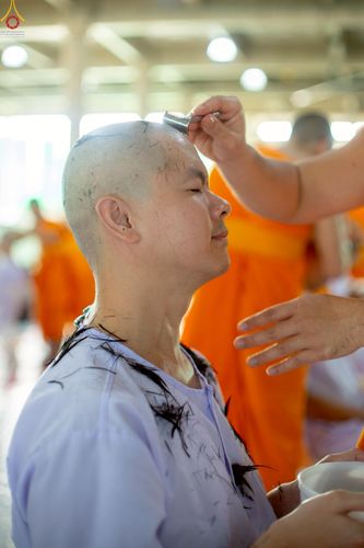 ภาพ No.248641:วันที่ 28 กันยายน พ.ศ. 2568 พิธีตัดปอยผม และปลงผม โครงการอุปสมบทบูชาธรรม 141 ปี พระมงคลเทพมุนี ณ วิหารคด วัดพระธรรมกาย