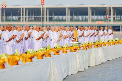 ภาพ No.216992:วันเสาร์ที่ 12 เมษายน พ.ศ. 2568 พิธีเวียนประทักษิณรอบพระมหาธรรมกายเจดีย์  พิธีวันทาเจดีย์ พิธีขอขมาและมอบผ้าไตร ในโครงการอุปสมบทหมู่ บูชาธรรมหลวงพ่อธัมมชโย, โครงการธรรมทายาท ระดับอุดมศึกษา รุ่นที่ 52 ,  โครงการบวชพระนานาชาติ AEC & WAB CEO รุ่นที่ 4 , ณ ว