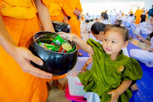 ภาพ No.227911:วันอาทิตย์ที่ 1 มิถุนายน พ.ศ. 2568 พิธีตักบาตร , พิธีบูชาข้าวพระ ณ วัดพระธรรมกาย จ.ปทุมธานี