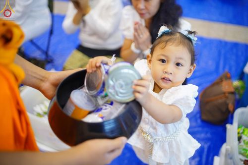 ภาพ No.205896:พิธีตักบาตร และ พิธีบูชาข้าวพระ ในวันอาทิตย์ต้นเดือน 2 กุมภาพันธ์ พ.ศ. 2568 ณ สภาธรรมกายสากล วัดพระธรรมกาย