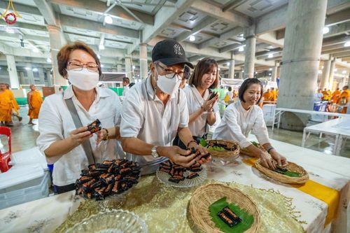ภาพ No.123614:พิธีถวายสลากภัต แด่พระภิกษุสงฆ์ เพื่อโครงการธรรมยาตรา กตัญญูบูชา มหาปูชนียาจารย์ พระมงคลเทพมุนี (สด จนฺทสโร) พระผู้ปราบมาร อนุสรณ์สถาน 7 แห่ง ปีที่ 12 ระหว่างวันที่ 2 - 31 มกราคม พ.ศ.2567
