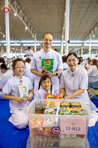 ภาพ No.256811:วันที่ 5 ตุลาคม พ.ศ. 2568 พิธีตักบาตร ข้าวสารอาหารแห้ง ณ บ้านแก้วเรือนทองคุณยายฯ สภาธรรมกายสากล วัดพระธรรมกาย