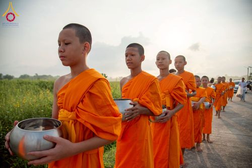 ภาพ No.217978:วันศุกร์ที่ 11 เมษายน พ.ศ. 2568 พระและสามเณร 99 รูป จากศูนย์ปฏิบัติธรรมระยอง(บ้านช่องลม) บิณฑบาต ณ ทุ่งปอเทือง ต.บางบุตร อ.บ้านค่าย จ.ระยอง เพื่อเป็นการฝึกสามเณรภาคฤดูร้อน ผ่านกิจวัตรบิณฑบาตในพื้นที่ชุมชน