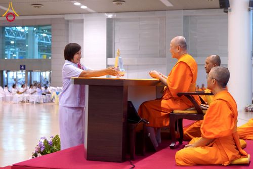 ภาพ No.232193:วันอาทิตย์ที่ 6 กรกฏาคม พ.ศ. 2568 พิธีมอบโล่เกียรติคุณ สวดธัมมจักกัปปวัตตนสูตร และรางวัลโครงการผู้นำแสงสว่างออนไลน์ ณ ห้องแก้วสารพัดนึก1 สภาธรรมกายสากล วัดพระธรรมกาย