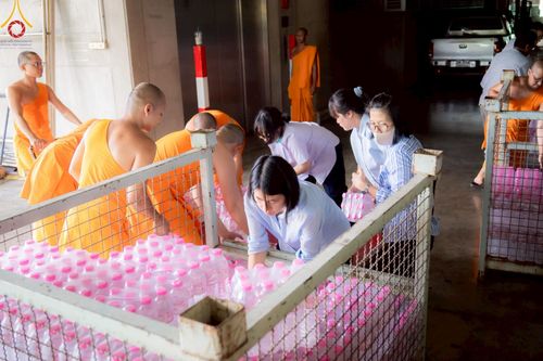 ภาพ No.218307:วันที่ 12-18 เมษายน พ.ศ. 2568 พระภิกษุและเจ้าหน้าที่อาสาสมัคร เตรียมพื้นที่ต้อนรับพักค้างพระสังฆาธิการ เนื่องในงานวันคุ้มครองโลก 22 เมษายน พ.ศ. 2568