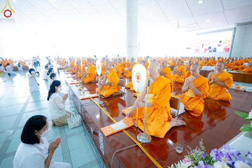 ภาพ No.205723:พิธีสวดพระพุทธมนต์ และถวายภัตตาหารเมนูสวรรค์แด่พระภิกษุ สามเณร วันจันทร์ที่ 3 กุมภาพันธ์ พ.ศ. 2568 ณ หอฉันคุณยายอาจารย์ฯ วัดพระธรรมกาย
