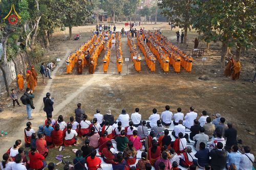 ภาพ No.76425:คณะสงฆ์และสามเณรบิณฑบาต ประเทศบังกลาเทศ วันที่ 11 กุมภาพันธ์ พ.ศ. 2566