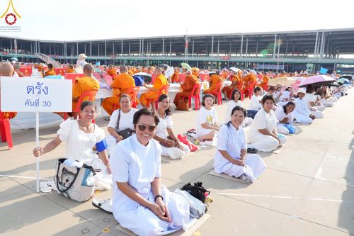 ภาพ No.221601:วันอังคารที่ 22 เมษายน พ.ศ. 2568 ภาพพิธีถวายมหาสังฆทานคณะสงฆ์ 40,000 กว่าวัดทั่วประเทศ เนื่องในวันคุ้มครองโลก ชุดที่ 2 (ปลื้มให้สมการรอคอย) ณ ลานธรรมพระมหาธรรมกายเจดีย์ วัดพระธรรมกาย