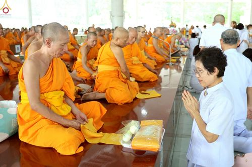 ภาพ No.231940:วันที่ 5 กรกฎาคม พ.ศ. 2568 พิธีถวายภัตตาหารเมนูสวรรค์ เพื่อการบรรลุธรรม ณ หอฉันคุณยายอาจารย์ฯ วัดพระธรรมกาย