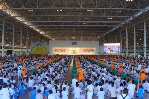 ภาพ No.151040:พิธีตักบาตร ในวันอาทิตย์ต้นเดือน วันที่ 1 กันยายน พ.ศ. 2567 ณ สภาธรรมกายสากล วัดพระธรรมกาย