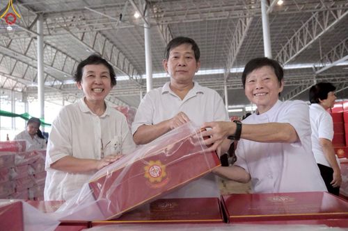 ภาพ No.214374:วันที่ 29 มีนาคม พ.ศ.2568 กิจกรรมใส่ถุงซิปกล่องไทยธรรม เพื่อรักษาความประณีตของกล่องไทยธรรม ในทุกสภาพอากาศ ณ บ้านแก้วเรือนทองคุณยาย วัดพระธรรมกาย