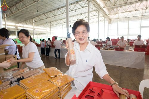 ภาพ No.212298:วันพุธที่ 19 มีนาคม พ.ศ. 2568 การบรรจุไทยธรรมลงกล่องสำเร็จ 43,500 กล่อง เพื่อถวายแด่พระสังฆาธิการ 40,000 กว่าวัดทั่วไทย ในวันคุ้มครองโลก 22 เมษายน พ.ศ. 2568 ณ บ้านแก้วเรือนทองคุณยายฯ วัดพระธรรมกาย