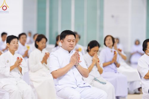 ภาพ No.146131:วันมหารำลึก ครั้งที่ 34 พิธีร่วมรำลึกถึงนักสร้างบารมีที่ล่วงลับไปแล้ว , พิธีสวดพระพุทธมนต์ ณ ห้องแก้วสารพัดนึก 1 วัดพระธรรมกาย วันเสาร์ที่ 27 กรกฎาคม พ.ศ. 2567