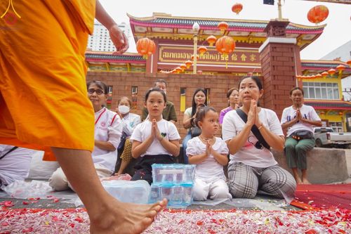 ภาพ No.128526:พิธีอัญเชิญพระบรมสารีริกธาตุ " ใจกลางเมืองนครหาดใหญ่ " เพื่อประดิษฐาน ณ มหารัตนเจดีย์สิริปทุมสวรรค์ (เจดีย์อริยพุทธะ 5 พระองค์) ศูนย์ปฏิบัติธรรมภาคใต้ อ.บางกล่ำ จ.สงขลา  วันที่ 9 มีนาคม พ.ศ. 2567 (ชุดที่ 2)