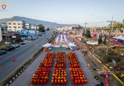 ภาพ No.187190:พิธีตักบาตรพระ ๕๐๐ รูป "สร้างบุญใหญ่ ส่งท้ายปีเก่า ต้อนรับปีใหม่ ๒๕๖๘" วันเสาร์ที่ ๒๘ ธันวาคม พ.ศ. ๒๕๖๗ ณ ถนนหน้าที่ว่าการอำเภอภูเรือ จังหวัดเลย